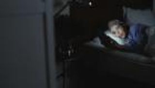 التغريد بعد منتصف الليل.. عادة رقمية تهدد الهدوء النفسي