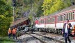 إصابة 66 شخصا على الأقل بعد تصادم قطارين في سلوفاكيا