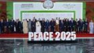 القادة المشاركون في قمة شرم الشيخ يلتقطون صورة تذكارية