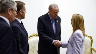 جورجيا ميلوني تصافح أردوغان 