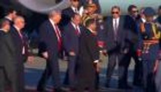 ترامب يصل شرم الشيخ.. السيسي في استقباله ومقاتلات ترافقه