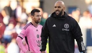 الأرجنتيني ليونيل ميسي وحارسه الشخصي