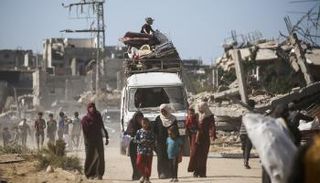 نازحون فلسطينيون في طريقهم للعودة إلى منازلهم بغزة