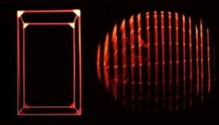 المكعب طبيعيا في السكون (يسار)، والكرة تغيرت عند محاكاة رؤيتها بسرعة الضوء