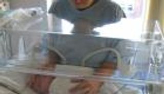 حتى لو لم تكن بجانبه.. صوت الأم المسجل يقوي مسارات اللغة في دماغ طفلها