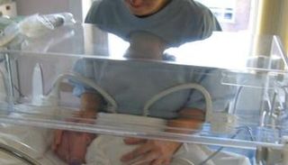  الاستماع لصوت الأم يعزز نمو مسارات اللغة في دماغ الأطفال الخدج.