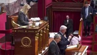 الحكومة الفرنسية الجديدة الهشة تعرض مشروع الميزانية