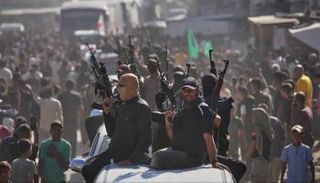 عناصر من حماس وسط المواطنين في غزة