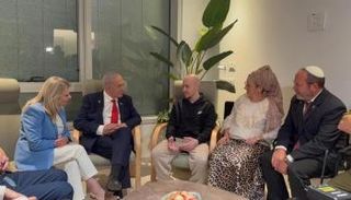 نتنياهو وزوجته مع الرهينة المحرر وعائلته