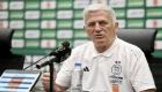 مدرب الجزائر يكشف موقفه من دعوة لاعبين جدد