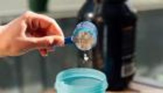 سم داخل علبة رياضية.. خطر صامت في مساحيق البروتين