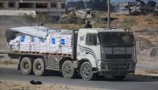 شاحنة محملة بمساعدات على طريق في دير البلح