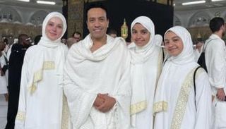 سامح حسين يؤدي العمرة