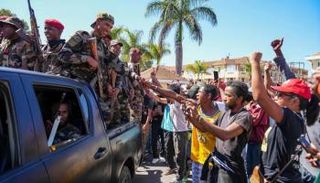 متظاهرون يصافحون جنودا في مدغشقر