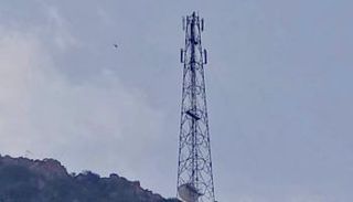 أحد أبراج الاتصالات العسكرية للحوثيين.. أرشيفية