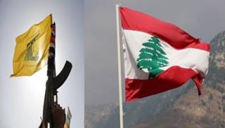علم لبنان وشعار حزب الله مرفوعا فوق سلاح