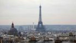 رواتب &laquo;سخية&raquo; وتجديدات باهظة.. سوء إدارة مالية يثقل كاهل برج إيفل