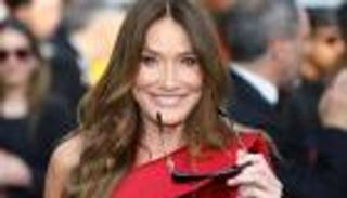 كارلا بروني تخرج عن صمتها بعد سجن نيكولا ساركوزي وتنشر رسالة غامضة 