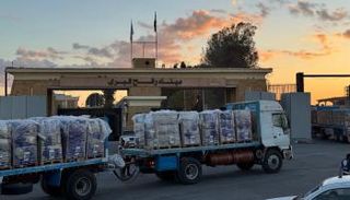 شاحنات مساعدات بالجانب المصري من معبر رفح