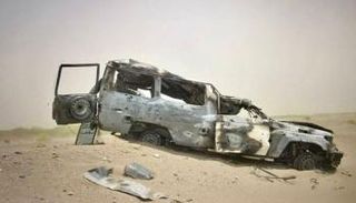 سيارة إسعاف استهدفها الحوثيون في وقت سابق - أرشيفية