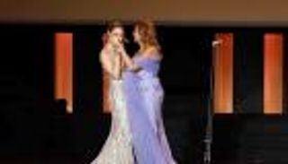 قبلة منة شلبي ليسرا تثير تفاعلًا واسعًا في افتتاح مهرجان الجونة