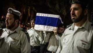 جنود إسرائيليون يحملون تابوتا به جثة رهينة