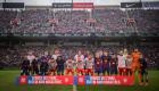 15 ثانية بلا لعب.. برشلونة يحترم إضراب نجوم الليغا (فيديو)