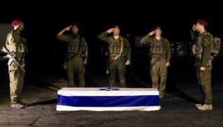 جنود إسرائيليون يؤدون التحية أمام رفات مارغاليت