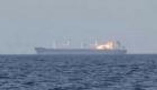 هجوم بـ«مقذوف غير معلوم».. حريق على متن سفينة قبالة اليمن