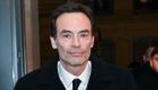 ليلة غير عادية في منزل آلان ديلون.. ونداء غريب إلى طيار مقاتل