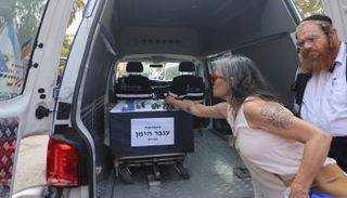 جانب من جنازة رهينة إسرائيلي سلمت حماس جثمانه