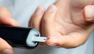 طبيب يوصي بأربعة فحوصات دم ضرورية بعد سن الأربعين