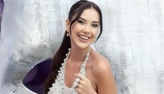 الفنانة التركية ديلان بولات