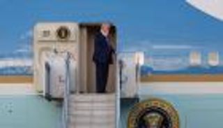 يرصد مباشرة خروج ترامب من طائرته.. تحقيق حول «موقع مشبوه» في بالم بيتش