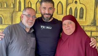 البلوغر محمد النجار ووالداه