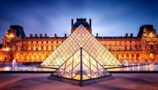 متحف اللوفر في باريس