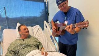 الممرض رود ساليساي يعزف للمرضى في أحد أجنحة مستشفى جامعة كاليفورنيا