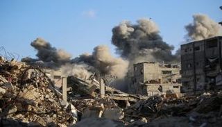 تصاعد الدخان عقب غارة إسرائيلية استهدفت مبنى في مخيم البريج بغزة