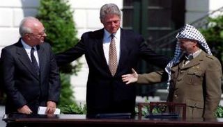 ياسر عرفات يمد يده ليصافح إسحق رابين بوساطة بيل كلينتون 