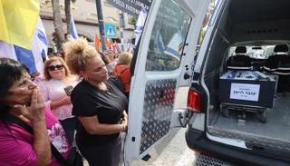 مشيعون في جنازة رهينة إسرائيلية- أرشيفية