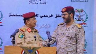 القيادي العسكري الحوثي المنشق مع متحدث الجيش اليمني