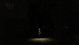 أوكراني يحمل مصباحا في الظلام