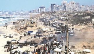 فلسطينيون على شاطئ غزة