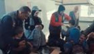 «الفارس الشهم 3» توزع الملابس الشتوية على النازحين في غزة