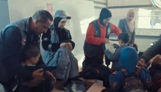 توزيع الملابس على أطفال غزة