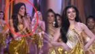 ابتسامة الصدمة.. خطأ يربك «ملكة جمال» ويحرجها أمام العالم (فيديو)