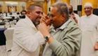 لحظة وفاء.. محمد عبده يتبادل «قبلة اليد» مع المايسترو هاني فرحات