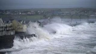 موجات مرتفعة جراء رياح عاصفة - أرشيفية