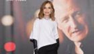 ألماس على قميص أبيض.. إيزابيل أوبير تبهر ليون بإطلالة «بالنسياغا»