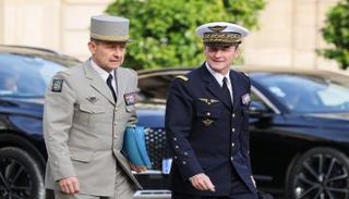 فابيان ماندون (يمين) والجنرال فنسنت جيرو